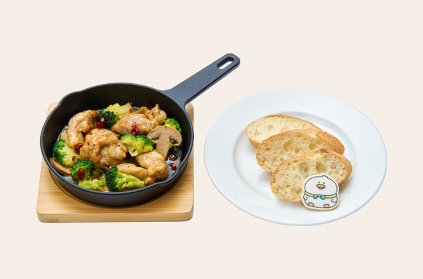 スバ友も大満足！  バケットを添えた　 サイコーにうめえチキンとブロッコリーアヒージョ